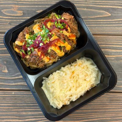 Szarpana wołowina/ makaron azjatycki/ surówka